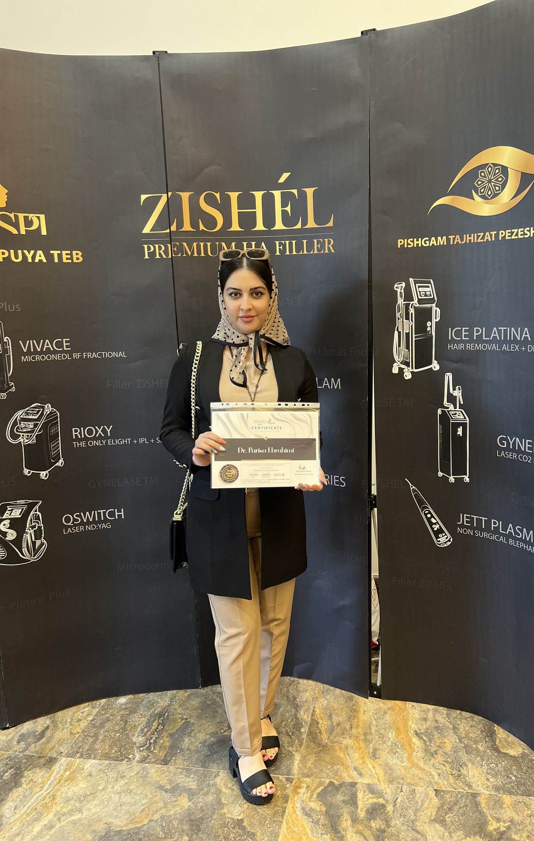 گواهی دوره فیلر ZISHEL در دست دکتر پریسا ابراهیمی، پزشک زیبایی میرداماد تهران